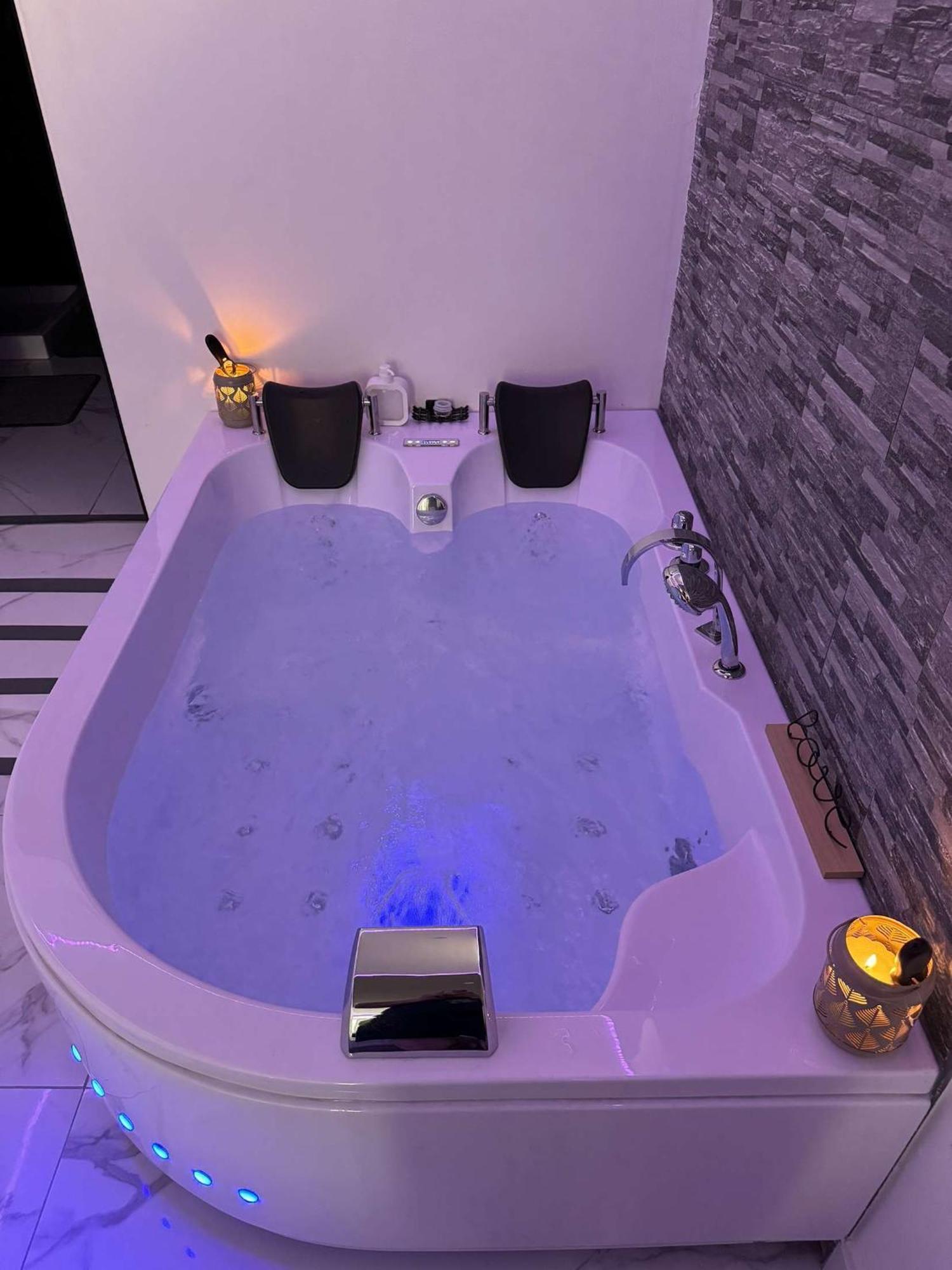 Suite Gold By L Amaryllis I Jacuzzi & Sauna Prive I Centre Beziers Arrivee Autonome Екстер'єр фото