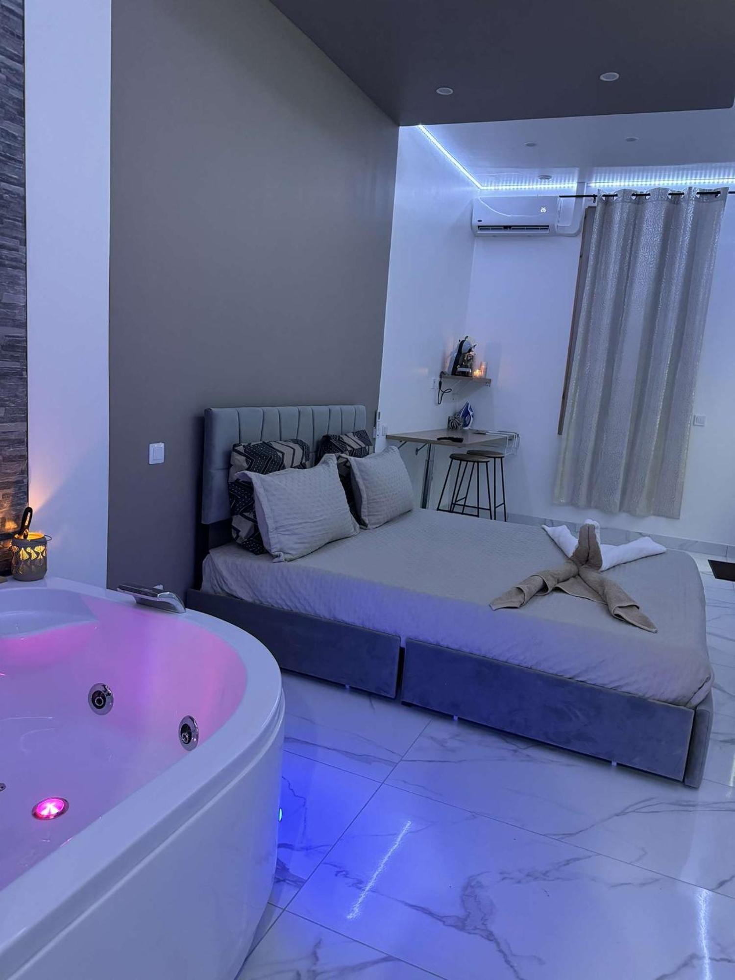 Suite Gold By L Amaryllis I Jacuzzi & Sauna Prive I Centre Beziers Arrivee Autonome Екстер'єр фото