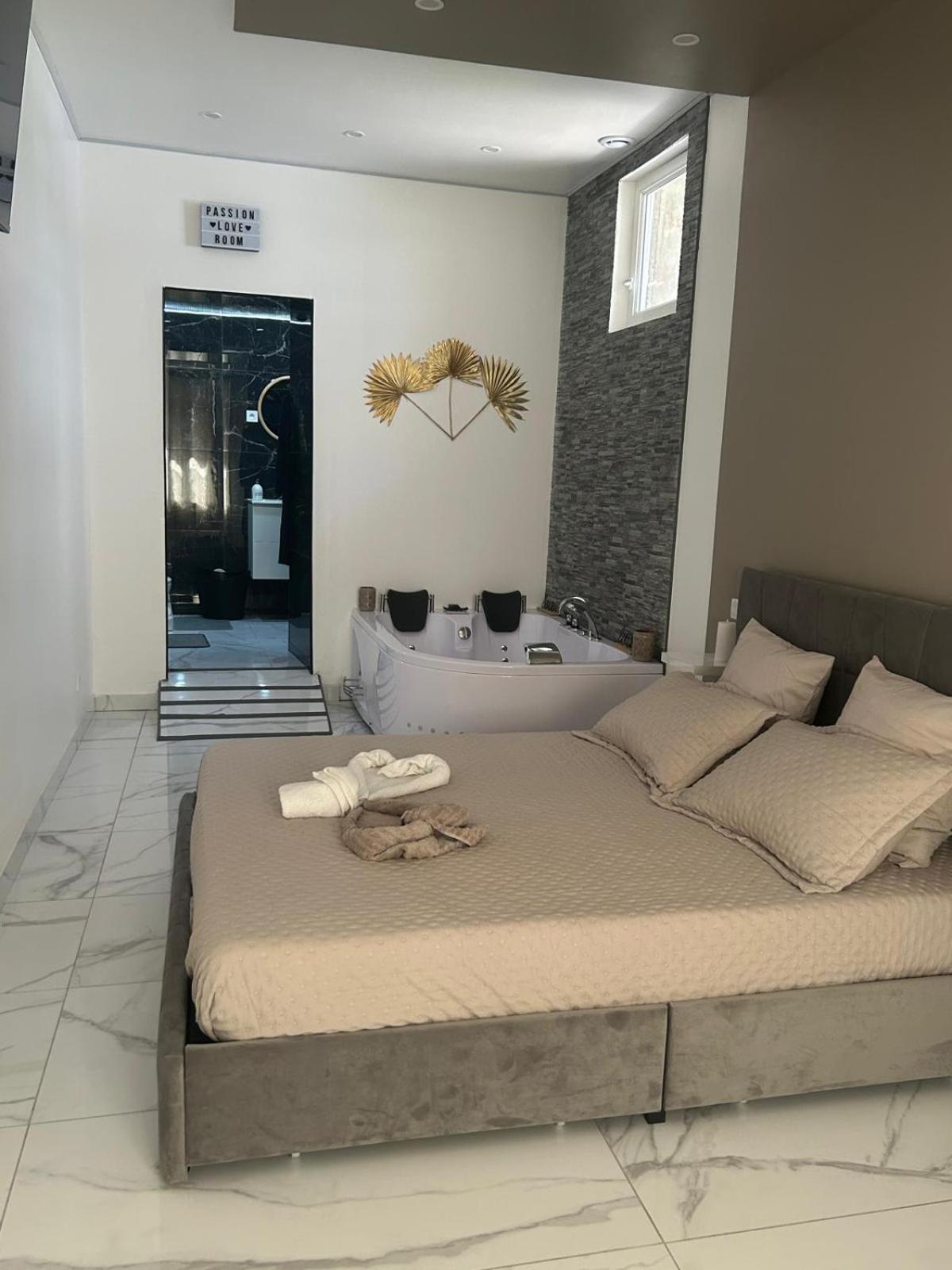 Suite Gold By L Amaryllis I Jacuzzi & Sauna Prive I Centre Beziers Arrivee Autonome Екстер'єр фото