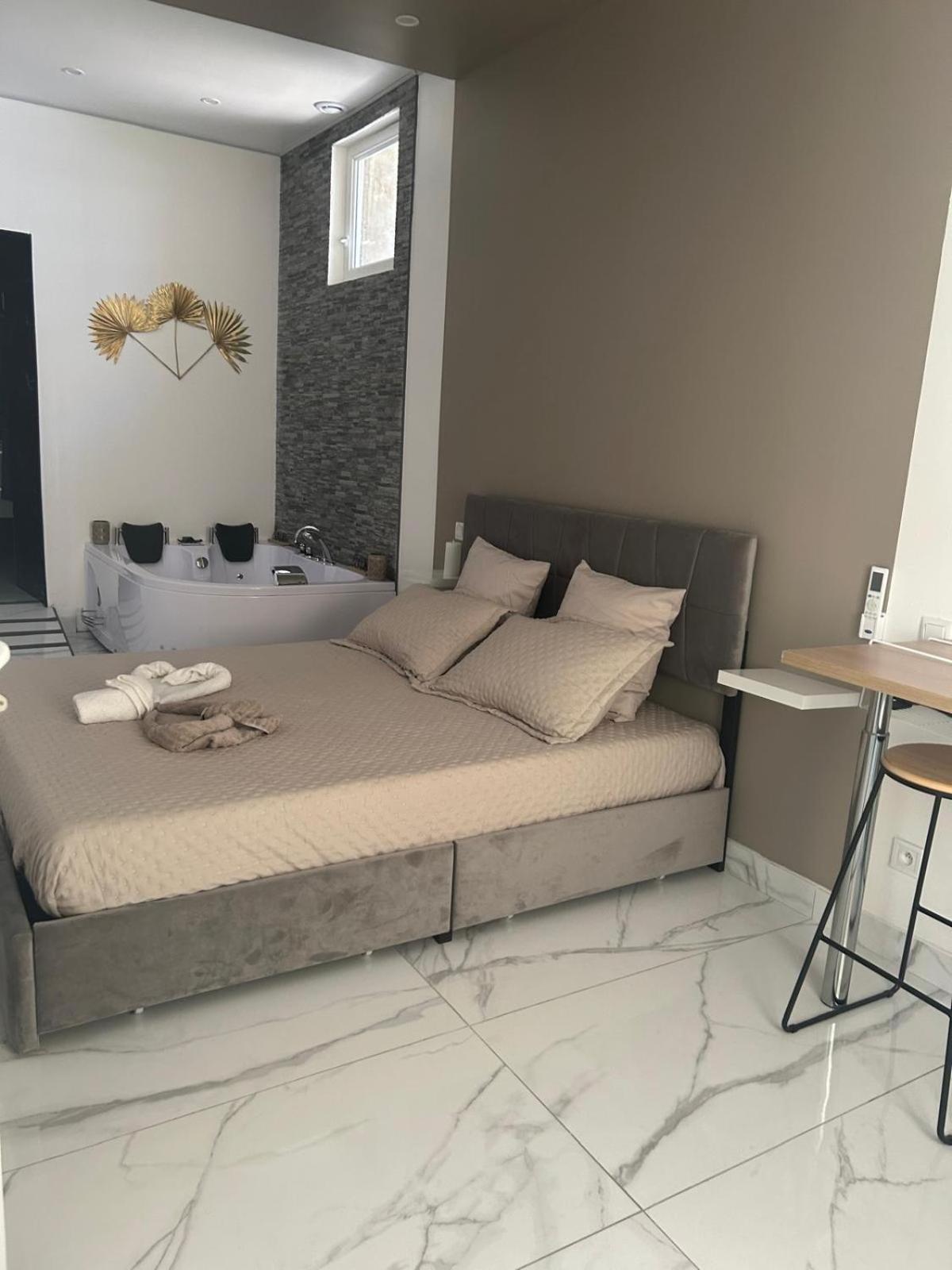 Suite Gold By L Amaryllis I Jacuzzi & Sauna Prive I Centre Beziers Arrivee Autonome Екстер'єр фото